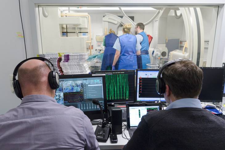 Steuerungsplatz für den Simulator beim Notfalltraining im Herzkatheterlabor.