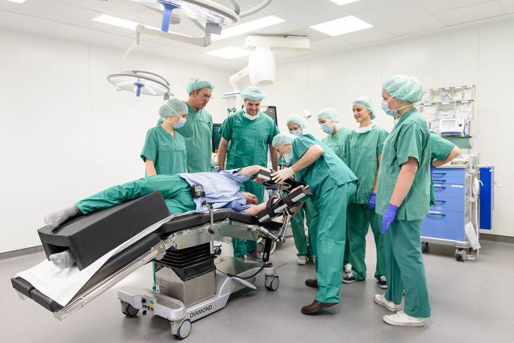 Trainieren im multiprofessionellem Team. Im UKM Trainingszentrum trainieren Anästhesiepflegende gemeinsam mit Anästhesisten, um im Zwischenfall besser reagieren zu können.