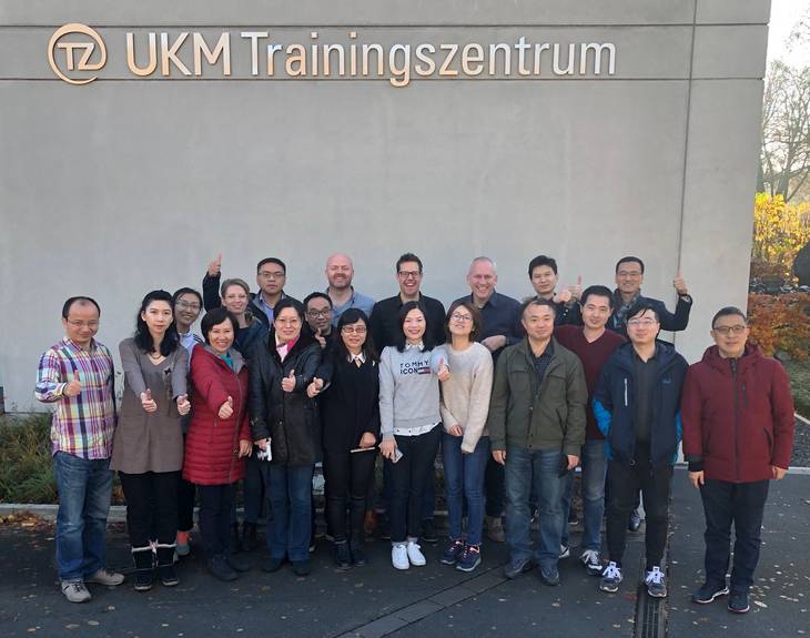 Eine Gruppe chinesischer Gastärzte vor dem UKM Trainingszentrum im November 2018