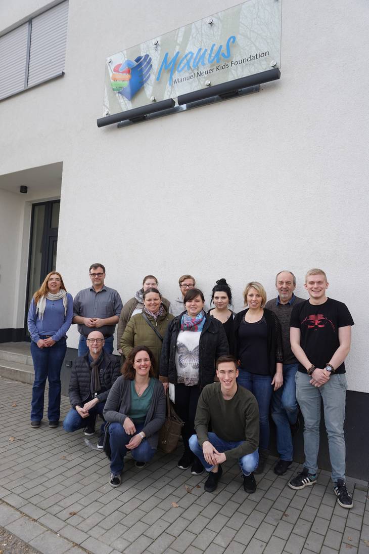 Kursleiter-Team des UKM Trainingszentrums (Michael Klatthaar und Dr. Katharina Schulze-Oechtering) mit dem "Manus"-Team